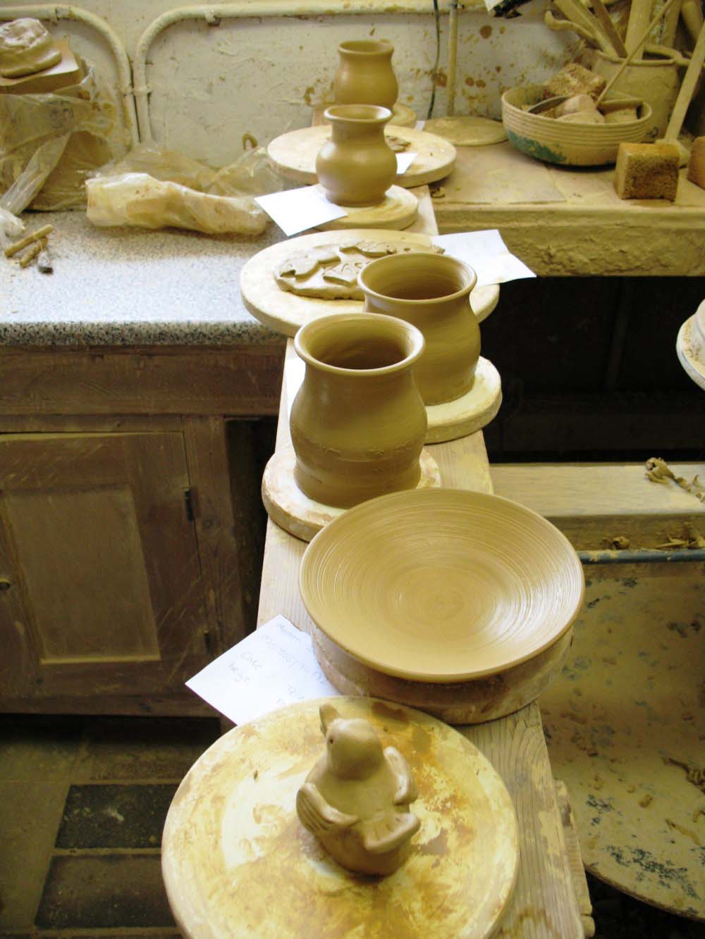 Felix, unser Nachwuchs beim Töpfern Rohware